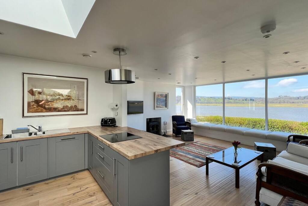 Shorepark - Waterfront Cottage With Stunning Views Dumfries Esterno foto