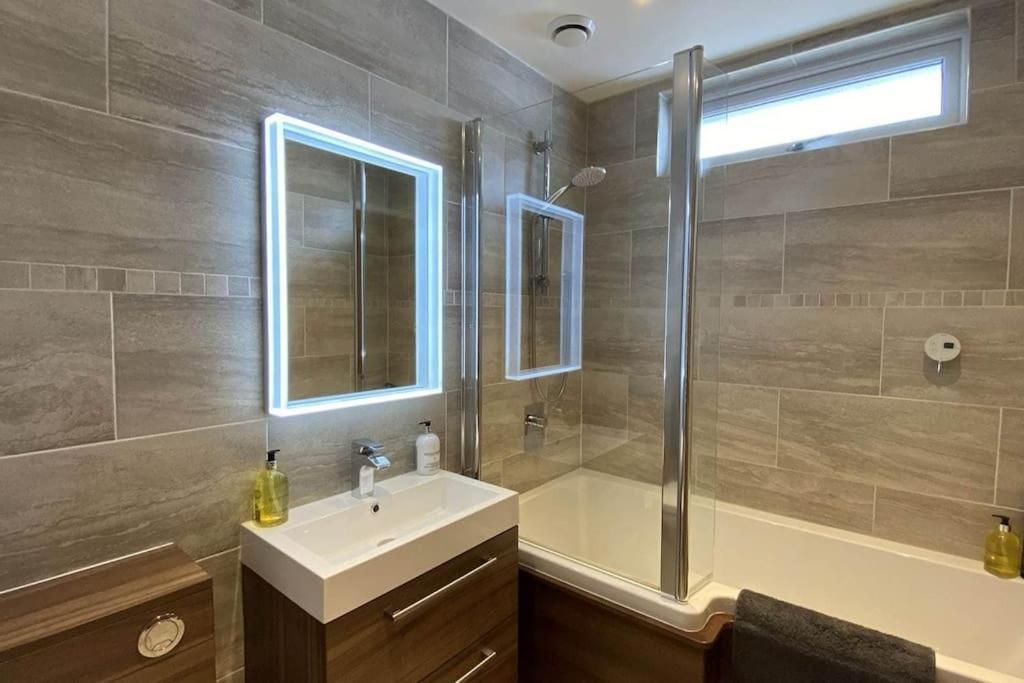 Shorepark - Waterfront Cottage With Stunning Views Dumfries Esterno foto